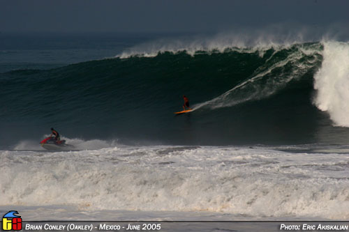 Sessão de ondas grandes no México de remada e tow-in