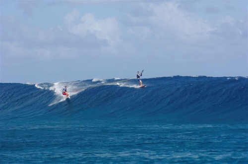 Tow-kite em Teahupoo pela primeira vez na história