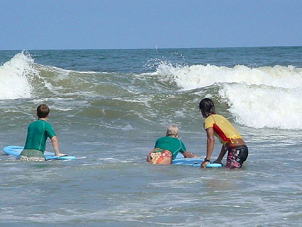 Surfe é usado como terapia para autismo na Irlanda