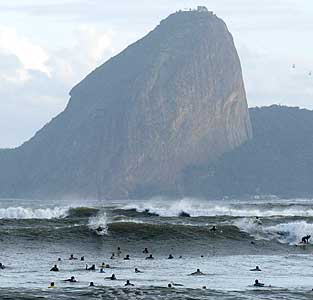 Mar invade as ruas e vira carros no Rio