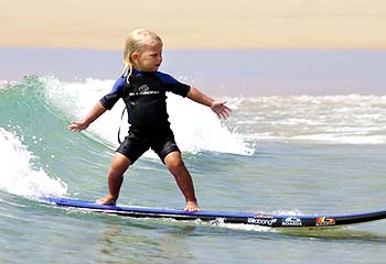 O fenomenal pequeno surfista australiano