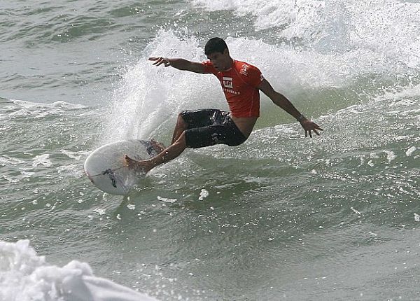 Baía de Maracaípe tem surf hospitaleiro