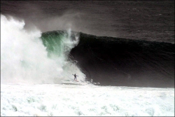 Surfistas desafiam a previsão de ondas gigantes na Irlanda