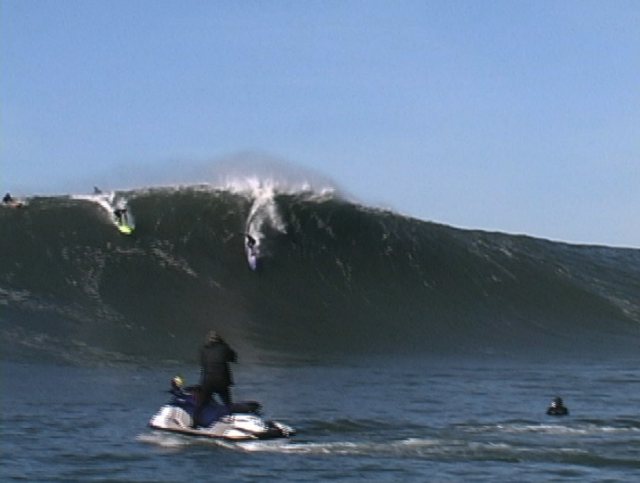 Brasileiros Surfam o maior dia de remada de Mavericks