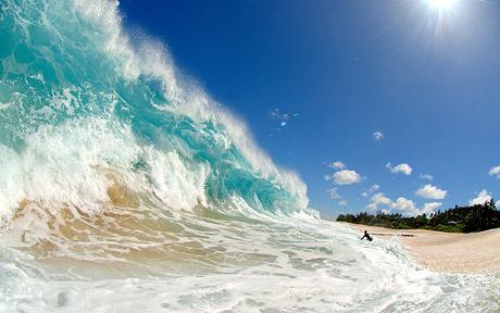 Surfista engolido por onda no Hawaii