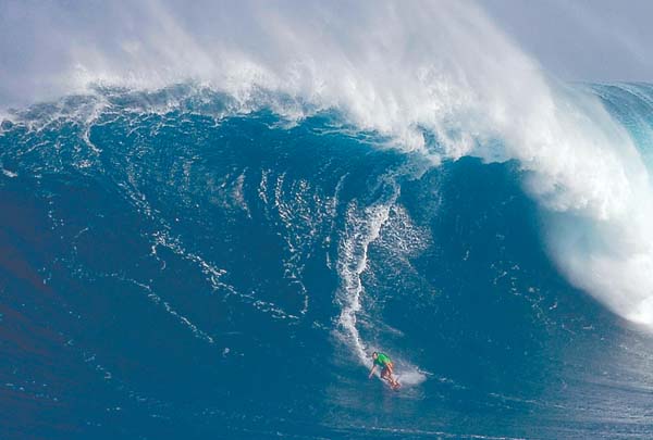 Ondas monstruosas bombardearam o Natal havaiano