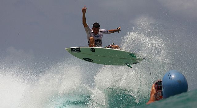 CJ derrota Raoni na final do Hangloose Noronha 2010