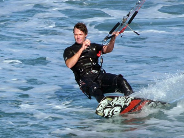 Surfista morto por tubarão enquanto andava de kite