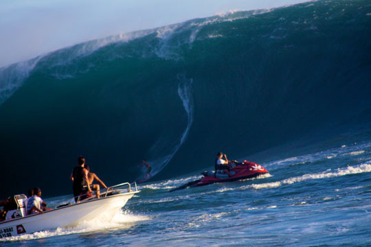 Primeira equipe Neozelandesa de Tow-in a surfar Teahupo&amp;#39;o monstro