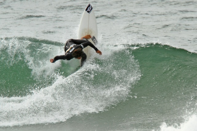 Bernardo Pigmeu é o campeão no SuperSurf do Costão do Santinho