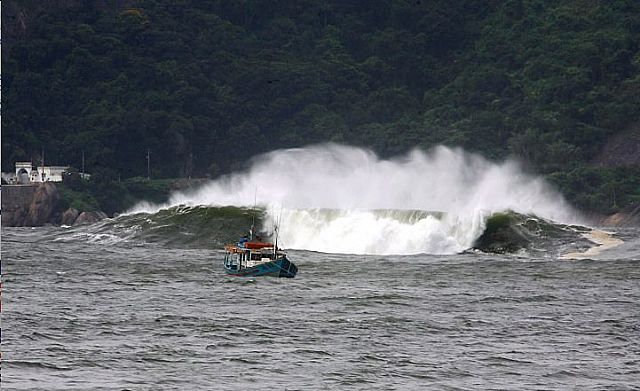 Ressaca no Rio revela novo pico de ondas grandes