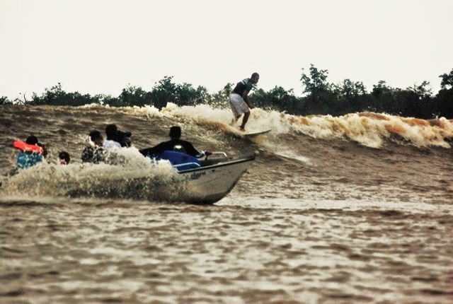 Álvaro Bacana vence o Campeonato Brasileiro de Surf na Pororoca.