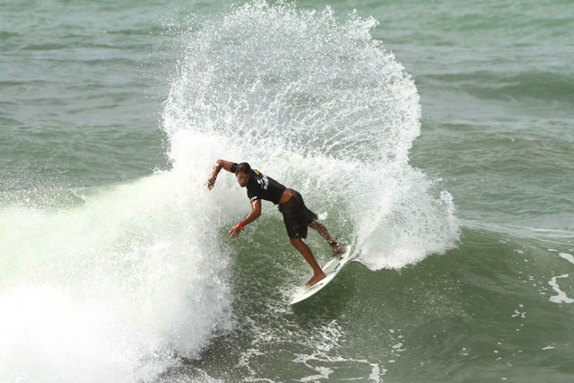 Líderes do Brasil Surf Pro barrados na estreia em Pernambuco