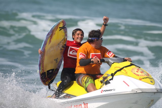 Catarinense João Paulo é coroado no King of the Groms 2010