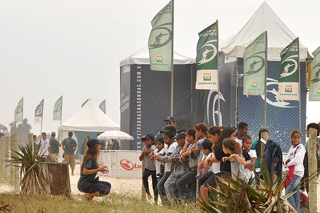 Dia mundial de limpeza em praias inspira público e surfistas