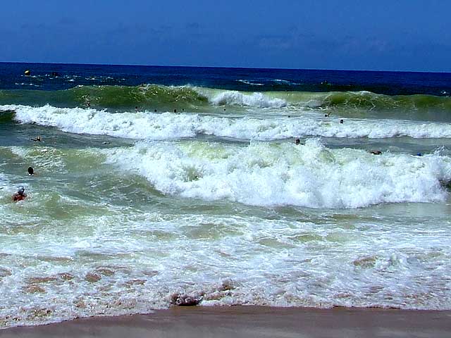 Mar forte e ondas pesadas traz emoção ao Brasileiro de Salvamento Aquático