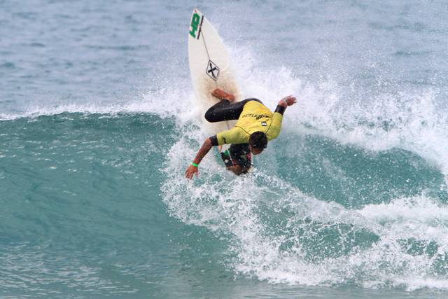 Pablo Paulino rouba a cena em Búzios e faz final do Brasil Pro Surf com Jean da Silva