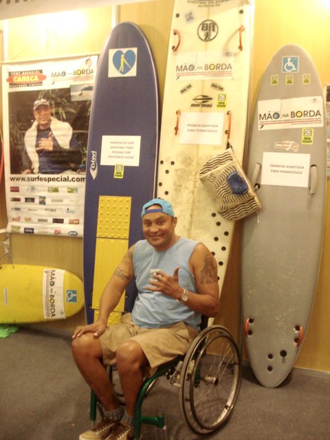 Robson Careca apresenta na Adventure Sports Fair prancha de surf para cegos