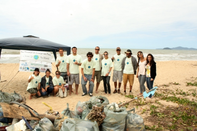 Voluntários recolhem 200 quilos de lixo no Syphodys