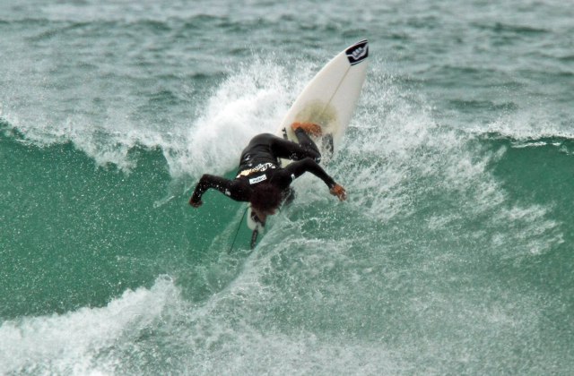 Bernardo Pigmeu surfa melhor onda da sexta-feira no SuperSurf