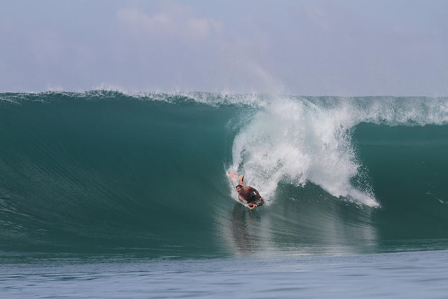 O Bodyboarder Marcelo Gomes nos reefs da Indonesia