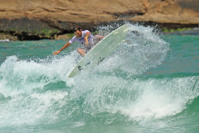 Rio Surf Pro recomeça e volta a ser adiado no Arpoador