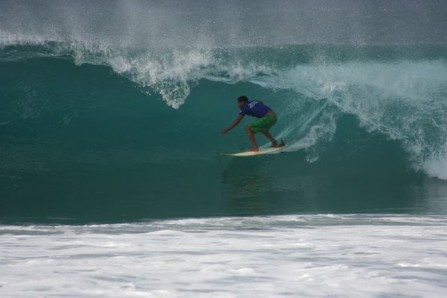 Noronha recebe o primeiro Swell da temporada 2010/2011.