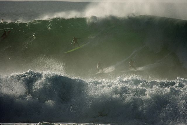 O 2º Swell faz acordar Waimea no dia 02 de Novembro de 2010