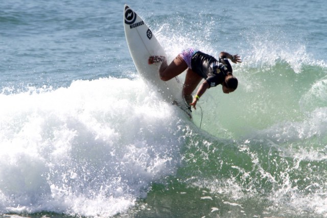 Suelen Naraisa confirma o bicampeonato brasileiro no Brasil Surf Pro 2010