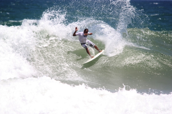 Ribas derrota baianos em Stella Maris e larga na frente na seletiva de surfe Master