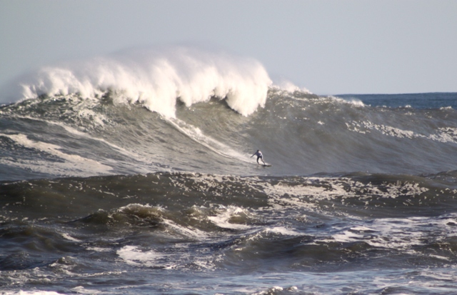 Thiago Jacaré e André Paulista surfam swell histórico no Cardoso