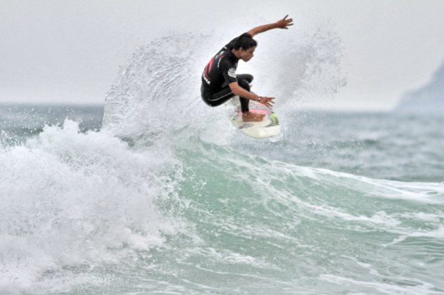 Wesley Moraes é o supercampeão do Guarujaense de Surf