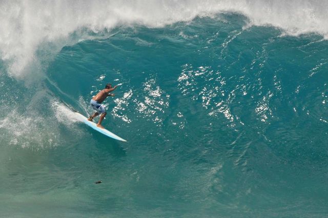 O último grande swell de 2010 chegou a Noronha esta semana