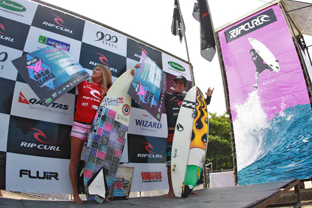 Filipe Toledo e Carol Fernandes faturam os títulos do Rip Curl Grom Search