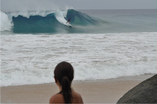 Noronha acorda com swell refratário de Sudoeste