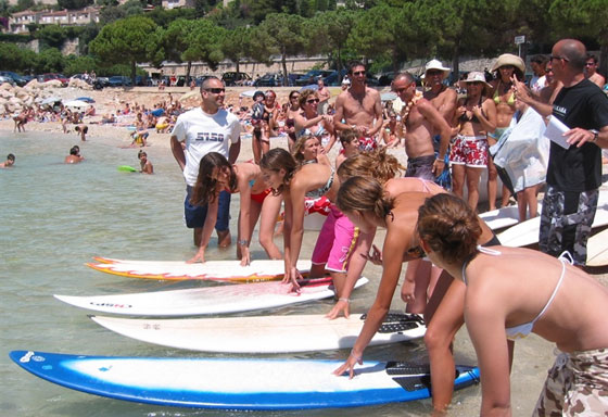 Surfistas de todo o mundo comemoram o dia International do Surfe 2011