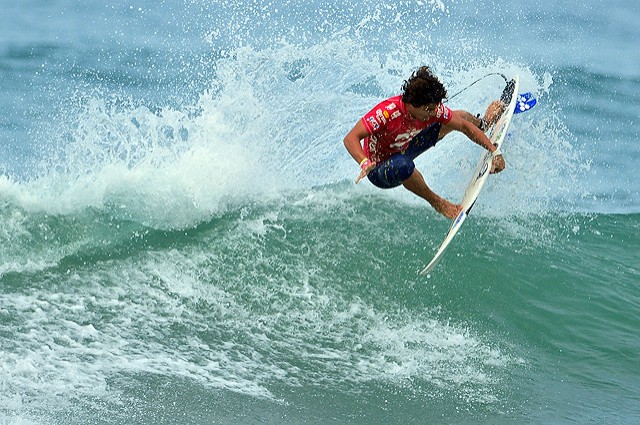 Austrália segue liderando, e logo atrás vem o Brasil no Billabong ISA World Surfing Games.