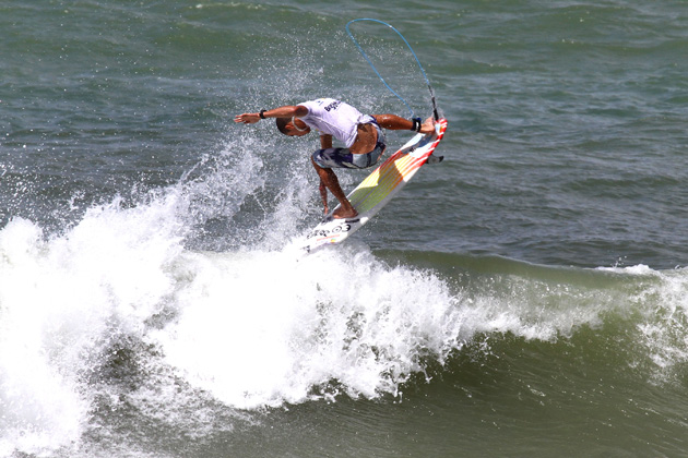 Halley Batista e Monique Santos se destacam no Brasil Surf Pro