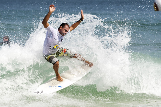 Victor Ribas segue 100&amp;#37; no SuperSurf ASP Masters