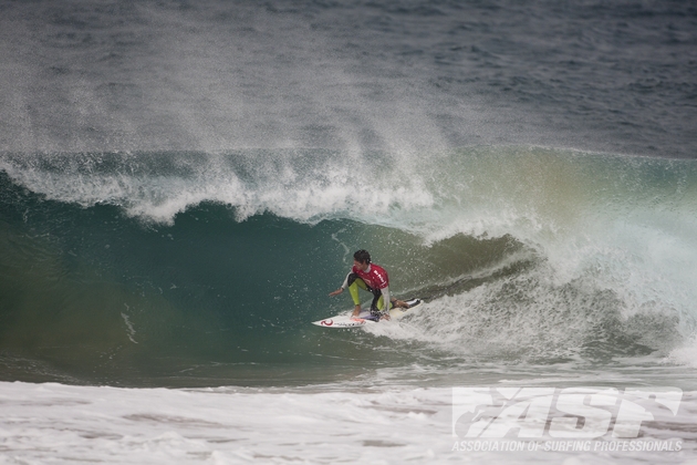 Surfistas competem em ondas afetadas pelo vento no segundo dia do Mr Price Pro Ballito