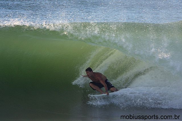 Sessão tubular em beach break potente no litoral norte