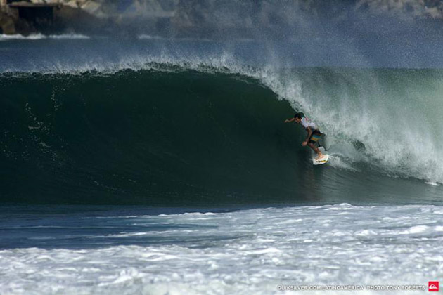 Filho de brasileiros vence o Quiksilver Pro Puerto Escondido