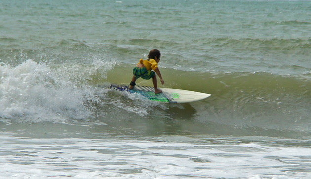 Smolder Surf Kids é sucesso no fim de semana na praia de Cotovelo