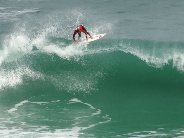 Novos líderes e favoritos no Billabong Brasileiro de Surf 2011