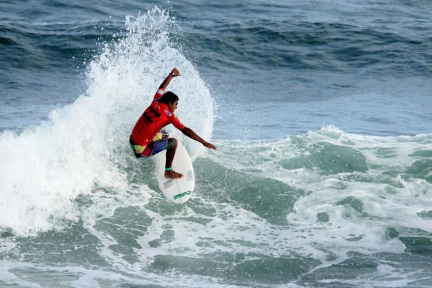 Billabong Surf Eco Festival é iniciado com boas ondas