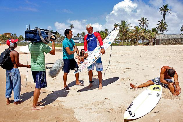 Atacante do Bahia Grava Matéria Para Tv com Surfista Bino Lopes