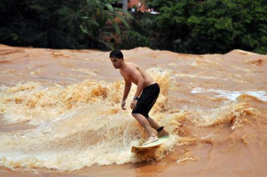 Águas Revoltas do Rio Doce se Transformam em Cenário Para o Surf