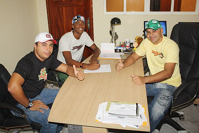 Itim Silva renova contrato