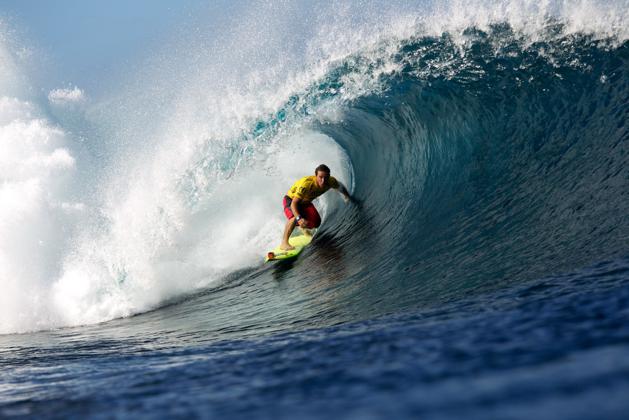 Entubando com Kalani Chapman em Teahupoo