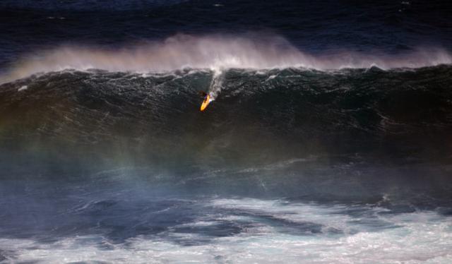 Surfista baiano se destaca nas ondas grandes em primeira viagem ao Hawaii